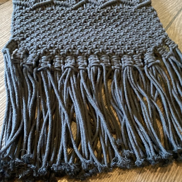 Danielle Nicole Macrame crossbody bag. Black withWooden handles & Fringe Accent. - Picture 5 of 8